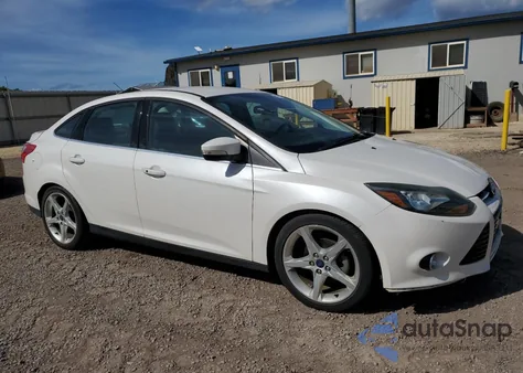 2014 Ford Focus Titanium z USA, uszkodzony, nr VIN 1FADP3J20EL199447